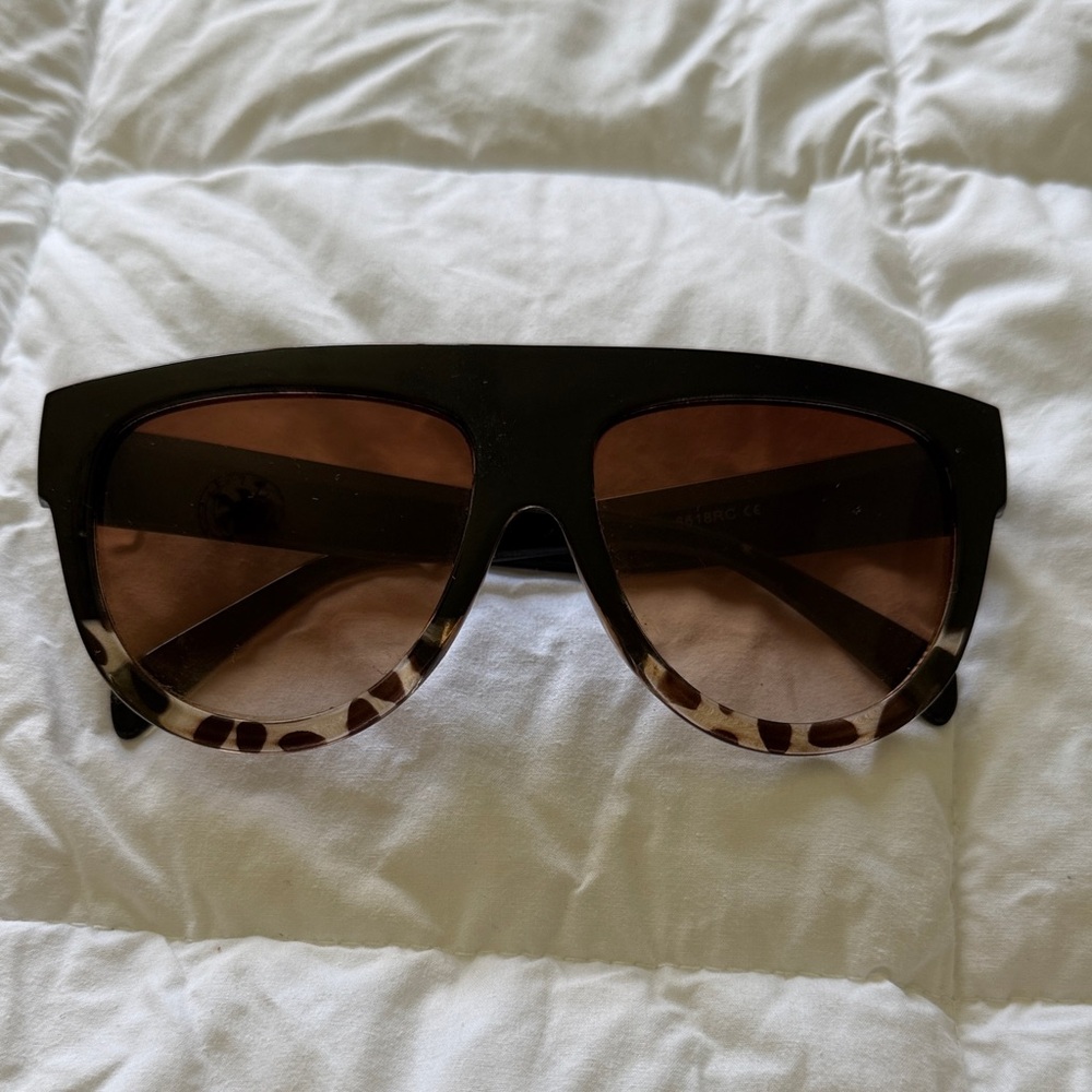 Stylish Black and Tortoiseshell Oversized Women’s Sunglasses